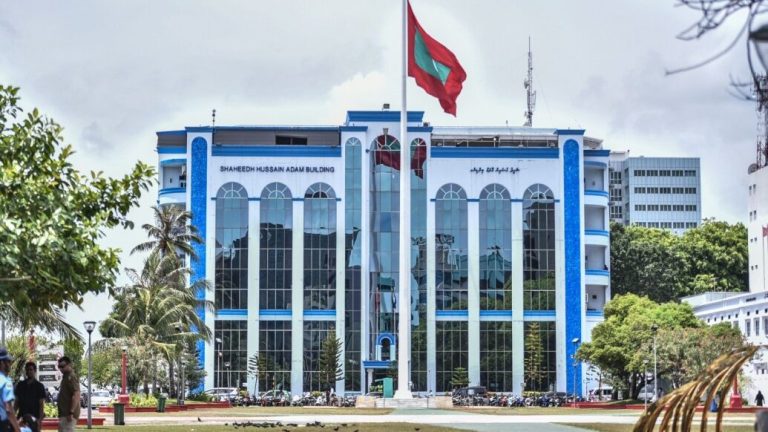 ފުލުހަކަށް ހަމަލާދިން މީހެއްގެ ބަންދަށް 20 ދުވަސް ޖަހައިފި