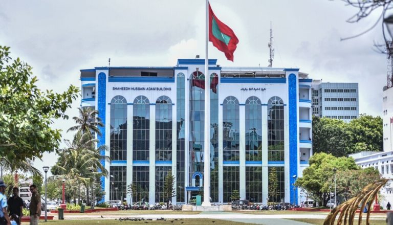ހުޅުމާލޭގައި ހުންނަ ކެފޭއެއްގައި ދެ ބިދޭސީންގެ މެދުގައި މާރާމާރީއެއް ހިނގައިފި