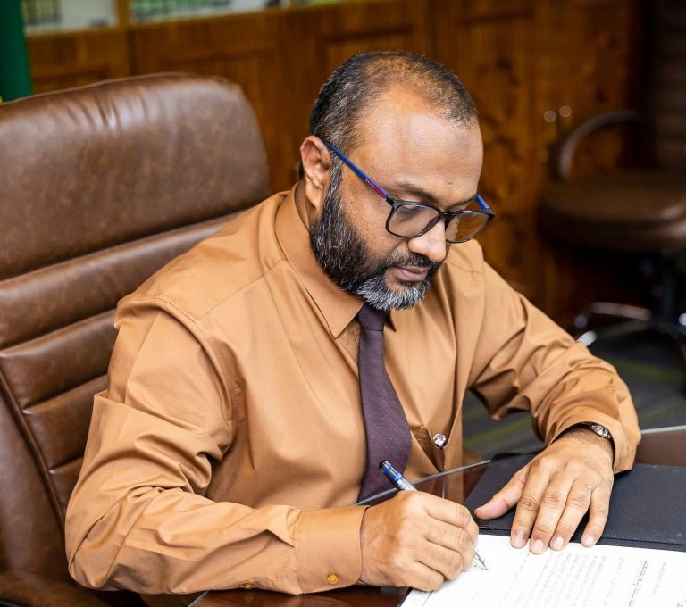 މަސްޖިދު ނަބަވީގެ އިމާމުގެ ދަތުރުފުޅާއި ގުޅޭ ގޮތުން ވަޒީރުގެ ހާއްސަ ނޫސްވެރިންގެ ބައްދަލުވުމެެއް މާދަމާ ބާއްވަނީ