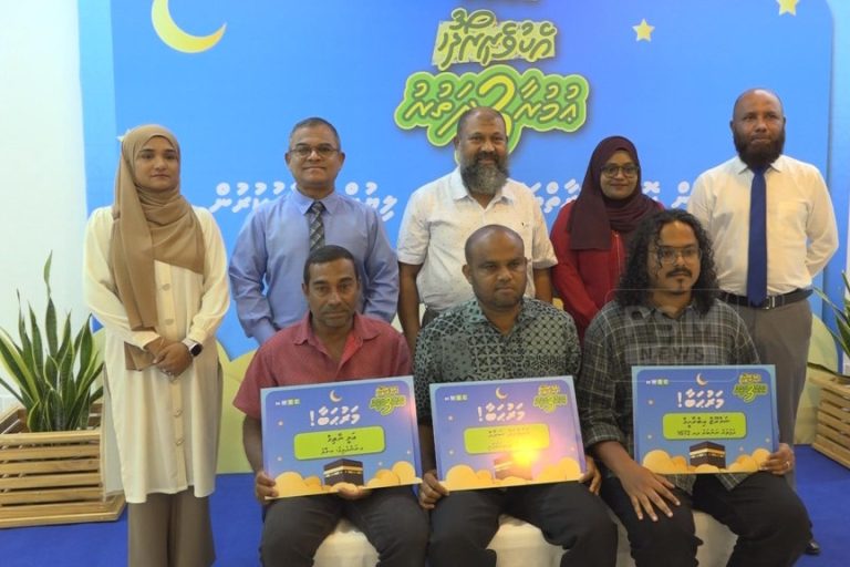 އެމްޑަބްލިޔުއެސްސީގެ "އެކުވެރި ރޯދަ 30" ޕްރޮމޯޝަނުން ޢުމްރާ ދަތުރުގެ ފުރުޞަތު ލިބުނު މީހުންނަށް އެކަމުގެ ލިޔުން ޙަވާލުކޮށްފި