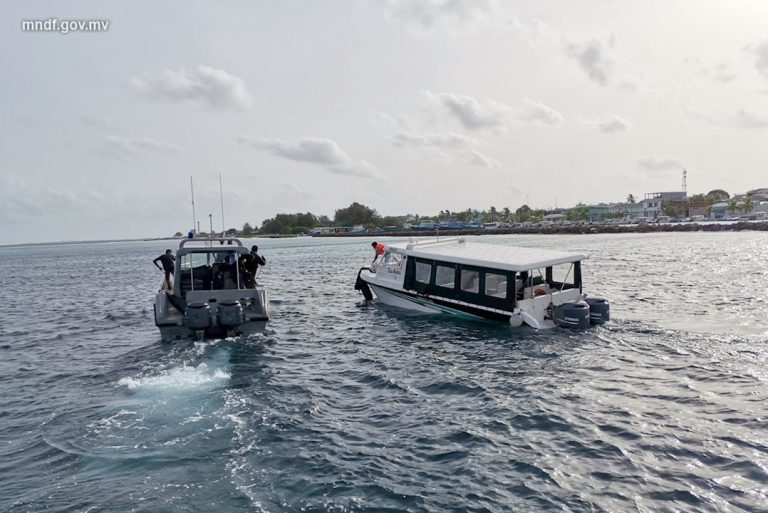 ފީނަން އުޅެނިކޮށް ލޯންޗަކުން ޖެހި އަނިޔާވި މީހާގެ ބުރިވި އަތް ނުފެނޭ، މައްސަލަ ދަނީ ތަހުގީގުކުރަމުން: ފުލުހުން