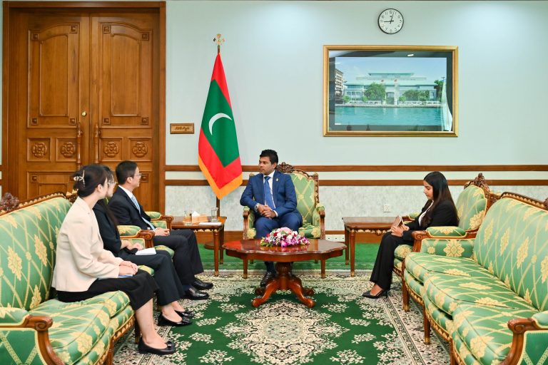 ޗައިނާއިން ރާއްޖެއަށް ކަނޑައަޅުއްވާފައި ހުންނަވާ ސަފީރު، ނައިބު ރައީސްގެ އަރިހަށް އިޙްތިރާމްގެ ޒިޔާރަތެއް ކުރައްވައިފި