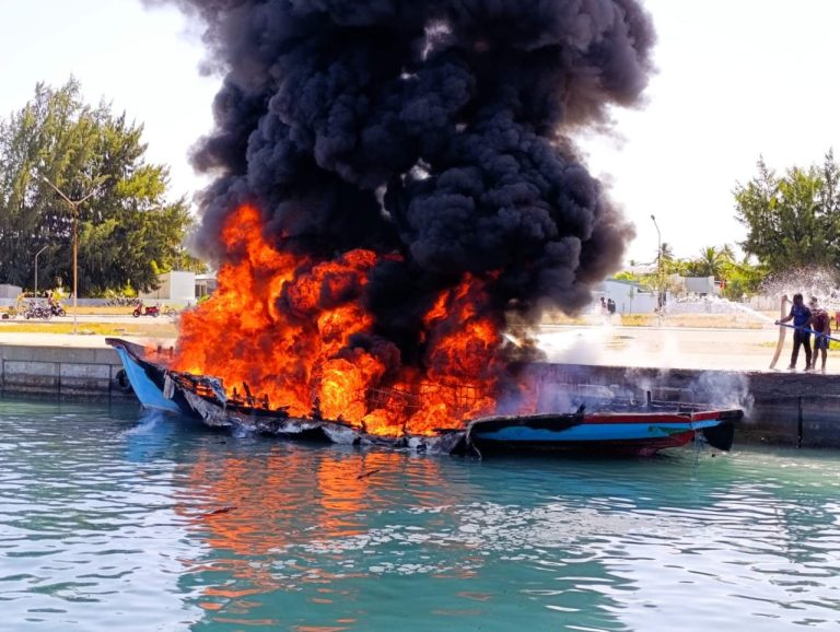 ވިލިފުށީ ފަޅުތެރޭގައި އޮތް ތެޔޮބޯޓެއްގައި އަލިފާން ރޯވެގެން، އެމްއެންޑީއެފްއިން ހަރަކާތްތެރިވާން ފަށައިފި