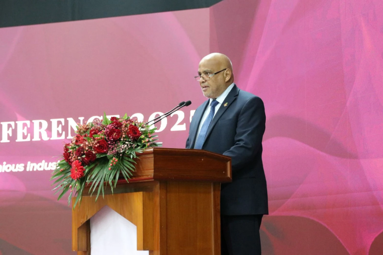 އަމާޒަކީ ވަޒީފާގެ ބާޒާރުގައި މަސައްކަތްކުރަމުންދާ ހުރިހާ ފަރާތަކަށް ރާއްކާތެރި ވަޒީފާގެ މާހަޢުލެއް ބިނާކުރުން: ވަޒީރު
