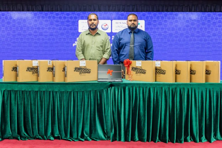 އިސްލާމީކަންތައްތަކާ ބެހޭ ވުޒާރާއިން ތ. ހިރިލަންދޫ ސްކޫލަށް 10 ލެޕްޓޮޕް ހަދިޔާކޮށްފި