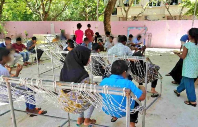 ދައުލަތުގެ ބެލުމުގެދަށުގައި ތިބި ކުދިންތަކެއް، އެހެން ކުއްޖަކަށް ގަދަކަމުން ސިނގިރޭޓު ދިން މައްސަލައެއް
