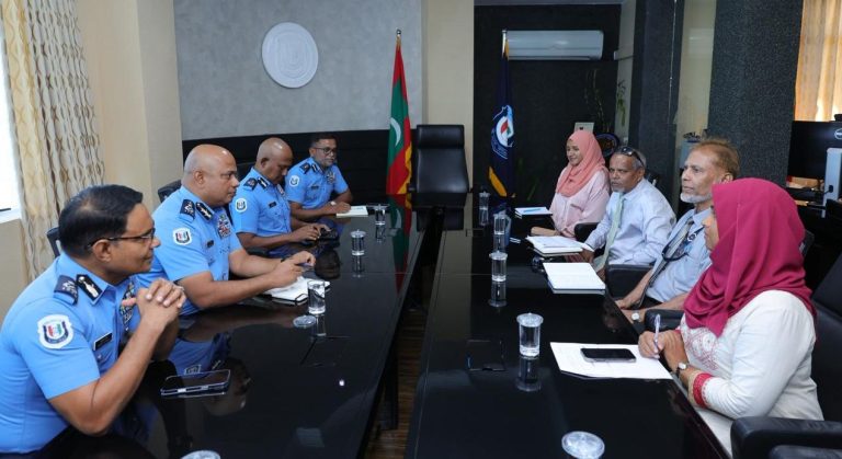 ކޮމިޝަނަރ އޮފް ޕޮލިސް، އެންއައިސީގެ މެންބަރުންނާ ބައްދަލުކުރައްވައިފި