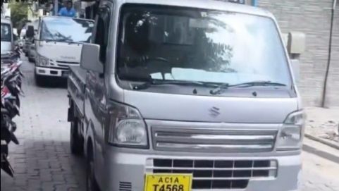 އެމްބިއުލާންސަށް ޖާގަ ނުދިން ޕިކަޕް ޑްރައިވަރު ޖޫރިމަނާކޮށް ލައިސަންސް ހިފަހައްޓައިފި