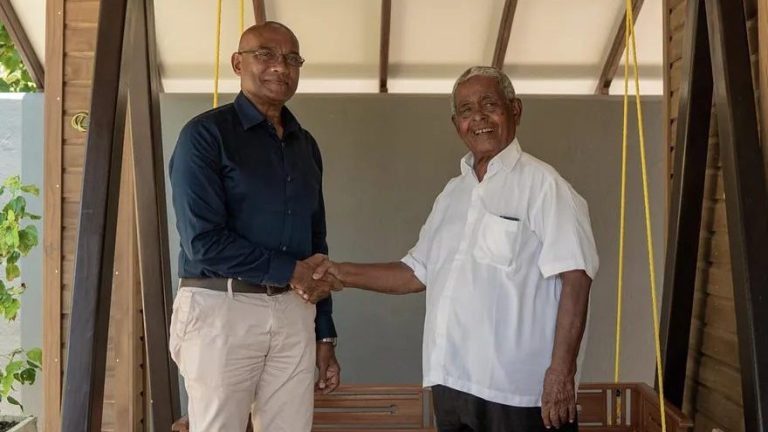 މޭޔަރު ރޭހުގެ ފޯރިގަދަވެ، އުއްޗު ވެސް ޖަލީލުގެ ފަހަތަށް