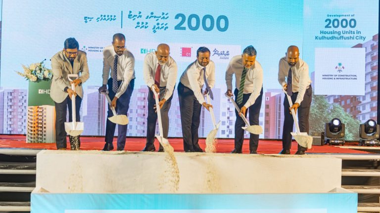 ހދ. ކުޅުދުއްފުށީގައި ތަރައްޤީކުރާ 2000 ހައުސިންގ ޔުނިޓުގެ މަޝްރޫޢުގެ ބިންގާ އެޅުން--