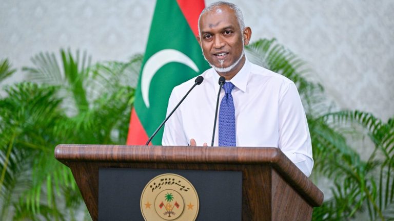 ރައީސް ޑރ. މުޙައްމަދު މުއިއްޒު ނޫސްވެރިންގެ ބައްދަލުވުމުގައި ވާހަކަފުޅުދައްކަވަނީ -- ފޮޓޯ: ރައީސް އޮފީސް