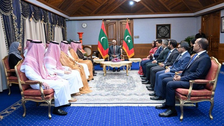 މީގެ ކުރިން ސައުދީ ވަފްދެއް ރައީސްގެ އަރިހަށް ކުރެއްވި އިހުތިރާމްގެ ޒިޔާރަތް--