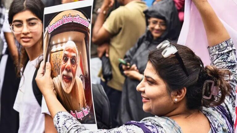 އިންޑިއާގެ ބޮޑުވަޒީރު ނަރެންދުރަ މޯދީއަށް ފާޑުކިޔައި މުޒާހަރާގައި ބޭނުންކުރި ބައެއް ޕޯސްޓަރުތައް