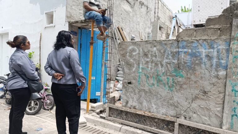 މާލޭ ސިޓީ ކައުންސިލްގެ ކޮމިއުނިޓީ އެންގޭޖްމެންޓް ޔުނިޓުގެ 2 މުވައްޒަފުން މަގުތައް ބަލަހައްޓަނީ