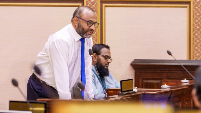 ކެންދޫ ދާއިރާގެ މެންބަރު މަޢުރޫފް ޛާކިރު، މިނިސްޓަރ އޮފް އިސްލާމިކް އެފެއާޒް އެންޑް އެންޑައުމަންޓްސް ޑޮކްޓަރ މުޙައްމަދު ޝަހީމް ޢަލީ ސަޢީދު އާ ސުވާލުކުރެއްވުން