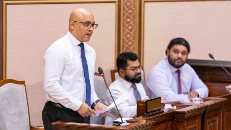 ގަލޮޅު އުތުރު ދާއިރާގެ މެންބަރު މުޙައްމަދު އިބްރާހީމް، މިނިސްޓަރ އޮފް ފިނޭންސް އެންޑް ޕަބްލިކް އެންޓަރޕްރައިޒަސް ހަސަން ޒަރީރު އާ ސުވާލުކުރެއްވުން