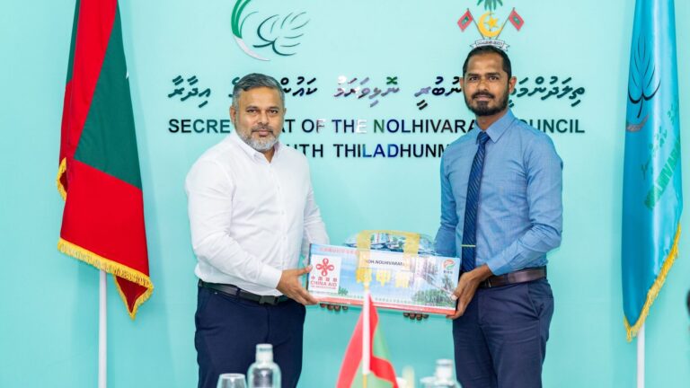 ރުކުމަޑިއާއި ހުދުކޫޑި ކޮންޓްރޯލްކުރާ ޕެސްޓްސައިޑް ހަދިޔާ ކުރުން