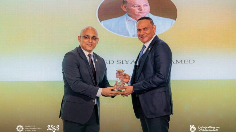 އެންމެ ގިނައިން ދައުލަތައް ޓެކްސް ދެއްކި ފަރާތްތަކަށް ރަން ލާރި އެވޯޑް ދިނުމަށް ބޭއްވި ރަސްމިއްޔާތުގެ ތެރެއިން މަޝްހޫރު ވިޔަފާރިވެރިޔާ އަހުމަދު ސިޔާމް (ސަން ސިޔާމް)އަށް އެވޯޑް އެރުވުން