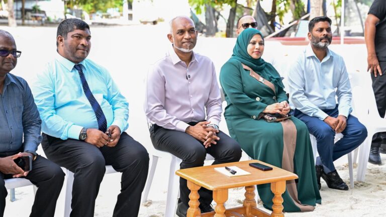 ރައީސް މުއިއްޒު އުތީމު ރައްޔިތުންނާ ބައްދަލުކުރެއްވުން