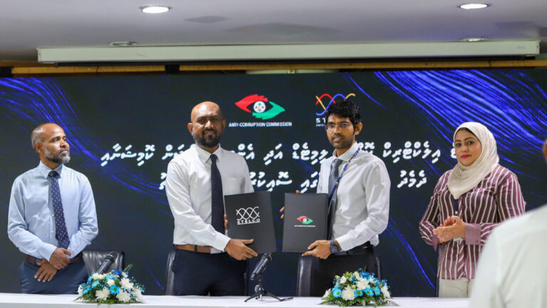 އޭސީސާއާއި ސްޓެލްކޯއިން ފަހުމުނާމާގައި ސޮއިކުރުން: ސްޓެލްކޯގައި އެންޓި-ކޮރަޕްޝަން ޕޮލިސީތައް ގާއިމްކުރަން ހަމަޖެހިފައިވޭ -- ފޮޓޯ/ އޭސީސީ