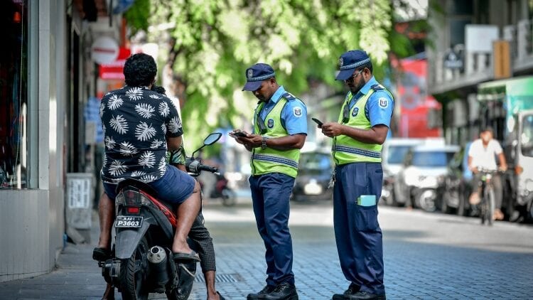 ކުޅުދުއްފުށީގައި ދެ ސައިކަލު ޖެހި ނުރައްކާތެރި އެކްސިޑެންޓެއް؛ ވިއްސައިގެން ދިޔަ ތަކެތިން ޖެހި ކުޑަކުއްޖަކަށްވެސް އަނިޔާވެއްޖެ