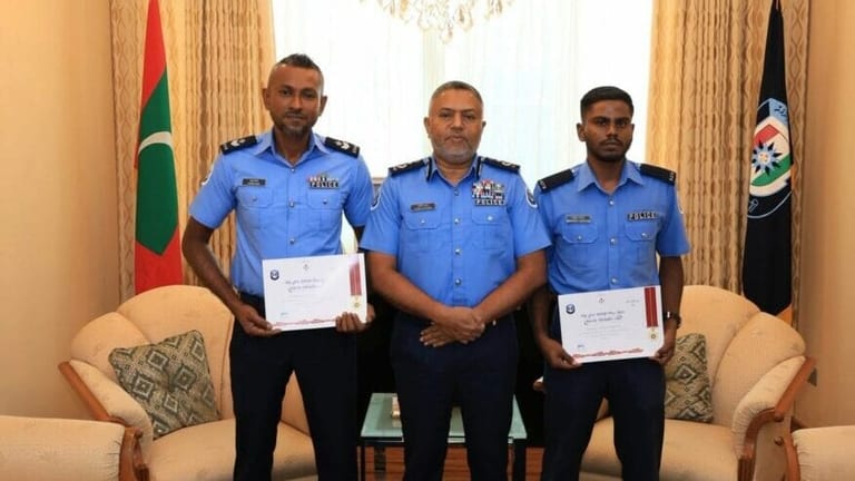 ތިން ފުލުހަކަށް ފުރާނަ ސަލާމަތްކުރުމުގެ ރަން މެޑަލް އަރުވައިފި