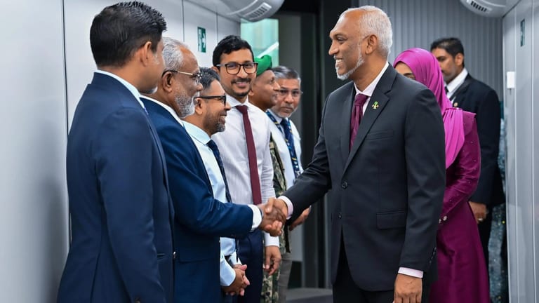 ރައީސްގެ ދެކަނބަލުން ޕާކިސްތާނަށް ފުރާވަޑައިގެންފި