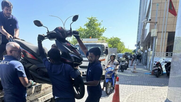 ހުޅުމާލޭގައި ސައިކަލުގެ ކުރީ ފުރޮޅު ހިއްލައިގެން ދުއްވި ޒުވާނަކު ޖޫރިމަނާކޮށް، ސައިކަލު ފުލުހުންގެ ބެލުމުގެ ދަށަށް ނަގައިފި
