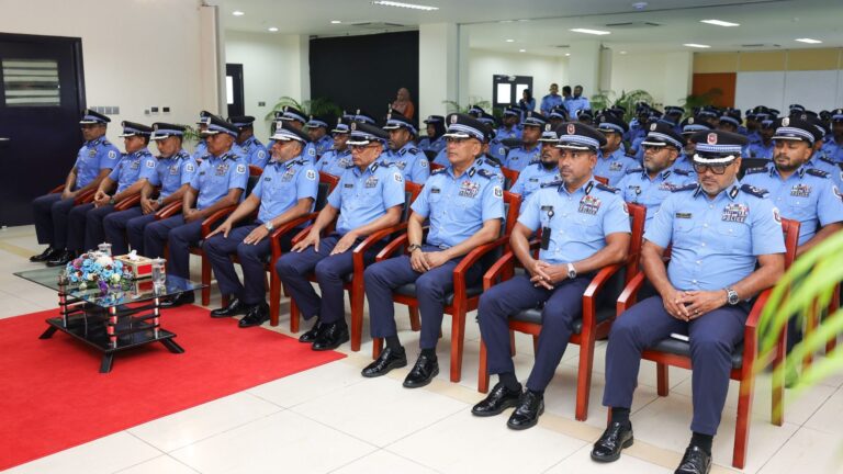 ފުލުހުންނަށް ކުލައާއި މެޑަލް ހަވާލުކުރުމުގެ ޚާއްޞަ ރަސްމިއްޔާތެއް ބާއްވައިފި