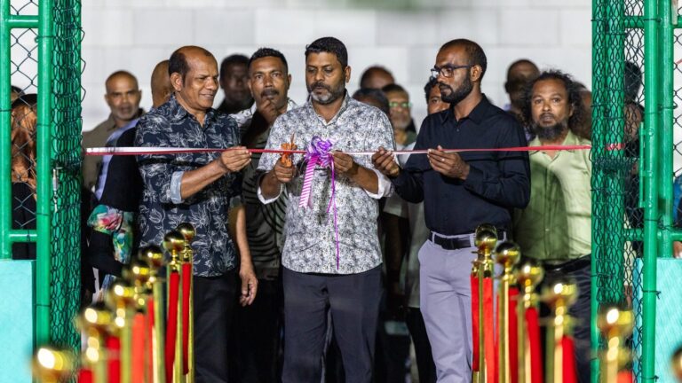 ހއ. ދިއްދޫގައި ތަރައްޤީކުރި އައުޓްޑޯ ވޮލީ ކޯޓު މިނިސްޓަރު ރާފިޢު ހުޅުވައިދެއްވައިފި