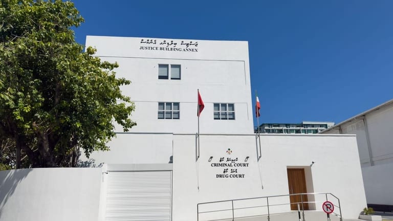 މެފެޑްރޯން ޓްރެފިކްކުރި މީހަކު 14 އަހަރަށް ޖަލަށްލައި، ފައިސާ ދައުލަތަށް ނަގައިފި