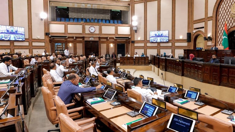 ގާނޫނު ކިޔަވާ ދަރިވަރުން ހުށަހެޅި ޕެޓިޝަނަށް މަޖިލީހުގައި ބަހުސް ފަށައިފި