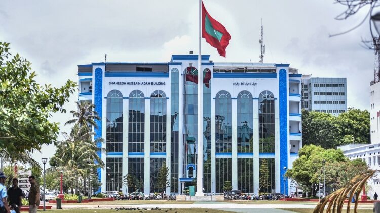 ހުޅުމާލޭ ފިހާރައެއްގައި ވިއްކަން ހުރި އެހެން ދީންތައް ރަމްޒުކޮށްދޭ ތަކެތި ފުލުހުން ނަގައިފި