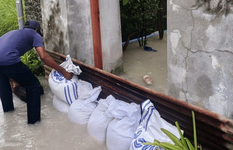 ފެންބޮޑުވެ ކުޅުދުއްފުށީގެ 140 އަށްވުރެ ގިނަ މީހުން ވަގުތީ ހިޔާތަކަށް ބަދަލުކުރަނީ