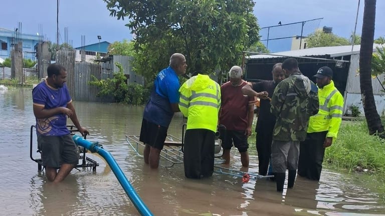 ފެންބޮޑުވި ރަށްރަށަށް ފުލުހުންނާއި ސިފައިންގެ އެހީތެރިކަން