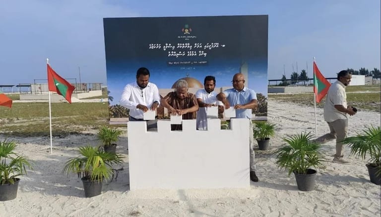 ބ. އޭދަފުށީގައި އިމާރާތްކުރާ އިސްލާމީ މަރުކަޒުގެ ބިންގާ އަޅައިފި