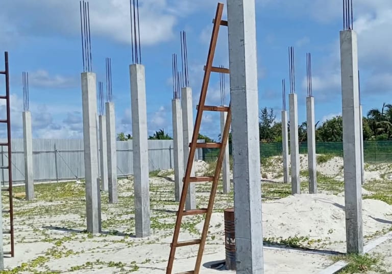 ދ. މީދޫ ޕޮލިސް ސްޓޭޝަންގެ މައި ޢިމާރާތުގެ ރޫފް ބީމް އެޅުމުގެ މަސައްކަތް ފަށައިފި