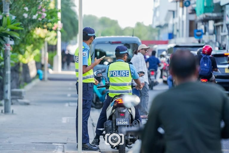 ވަގަށް ނަގާފައިވާ ސައިކަލެއްގެ ނަންބަރު ބޯޑު ބަދަލުކޮށް ދުއްވި 2 ބިދޭސީއަކު ހައްޔަރުކޮށްފި