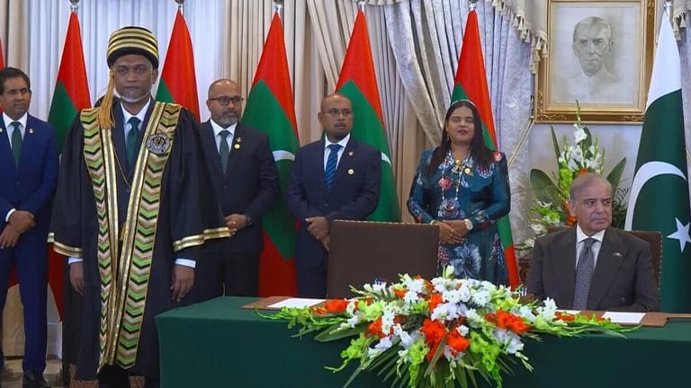 ޝަރަފުވެރި އޮނަރަރީ ޑޮކްޓަރޭޓް އެވޯޑެއް ޕާކިސްތާނުން ރައީސް މުޢިއްޒަށް