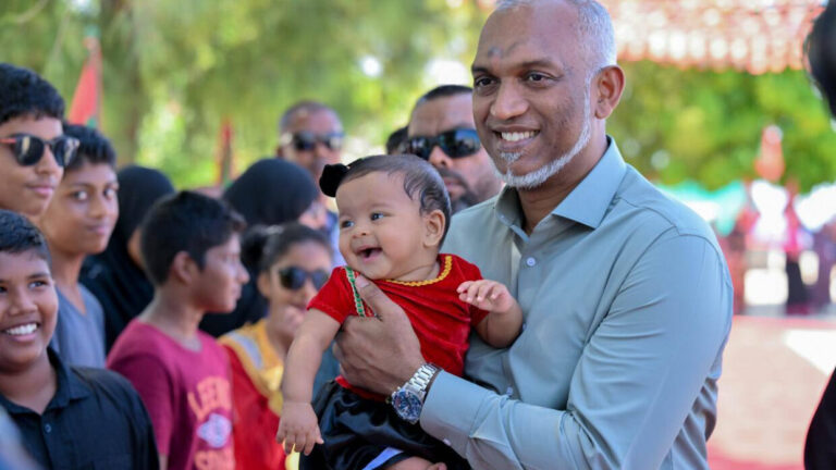 ރައީސް ޑރ. މުޙައްމަދު މުއިއްޒު ތުއްތު ކުއްޖަކާއެކު -- ފޮޓޯ/ ރައީސް އޮފީސް