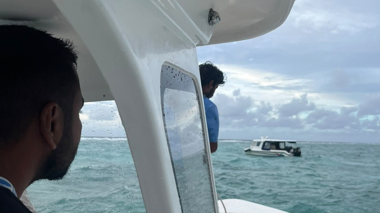ދުވާފަރުން ކަނދޮޅުދުއަށް ދަތުރުކުރި ލޯންޗެއްގެ އިންޖީނު ހުއްޓި، ހާލުގައިޖެހުނު މީހަކަށް ސިއްހީ މަރުކަޒުގައި ފަރުވާދީފި