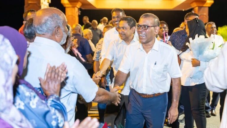 ކުރީގެ ރައީސް މުޙައްމަދު ނަޝީދު އަދި ކުރީގެ ރައީސް ޢަބްދުﷲ ޔާމީން ޢަބްދުލްޤައްޔޫމް ތިނަދޫސިޓީއަށް ވަޑައިގަތުމުން ތިނަދޫ ސިޓީއިން ހޫނު މަރުޙަބާއެއް