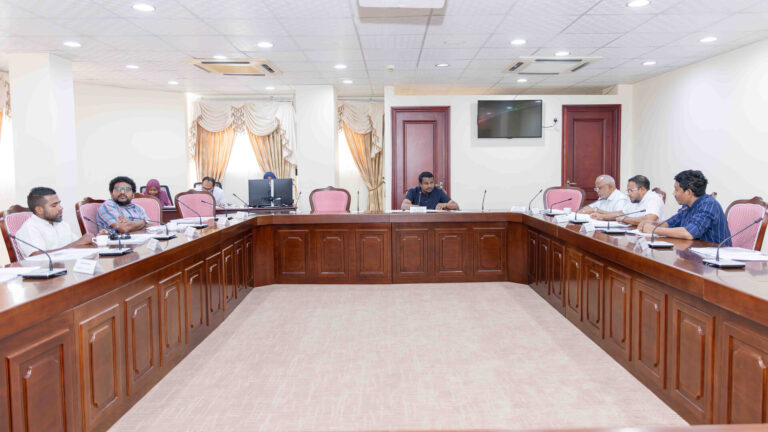 ޓެކްސް ބަޔާން ނުހުށަހަޅާ ފަރާތްތަކުގެ ޖަލު އަދަބު 2 އަހަރަށް ބޮޑުކުރަން ކޮމިޓީން ފާސްކޮށްފި މަޖިލީހުގެ އިގުތިޞާދީ ކޮމިޓީން ބޭއްވި ބައްދަލުވުން -- ފޮޓޯ: މަޖިލިސް