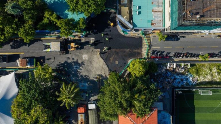 އަމީނީ މަގުގެ ދެވަނަ ސެގްމަންޓުގައި ތާރުއެޅުމުގެ މަސައްކަތް ނިންމާލައިފި އަމީނީ މަގުގެ 2 ވަނަ ސެގްމެންޓްގައި ތާރު އަޅަައި ނިންމުން