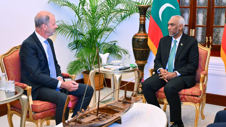 ތެޔޮ އެތެރެކުރުމުގެ ޚަރަދު ކުޑަކުރުމާ ގުޅޭގޮތުން ރައީސް މުޢިއްޒު ވޯލްޑް ބޭންކާއެކު މަޝްވަރާކުރައްވައިފި ރައީސް މުއިއްޒު ވޯލްޑް ބޭންކާއެކު ކުރެއްވި މަޝްވަރާތަކުގެ ތެރެއިން