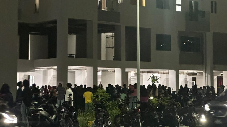 ހުޅުމާލެ އަމާން އުދަރެސް ޓަވަރެއްގައި އަލިފާނުގެ ހާދިސާއެއް ހިނގައިފި ހުޅުމާލޭ އަމާން އުދަރެސް ޓަވަރެއްގައި އަލިފާން ރޯވެގެން މީހުން އެއްވެފައި-- ފޮޓޯ: ސަން